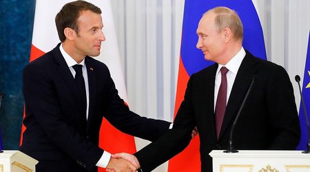 Переговоры Макрона и Путина завершились