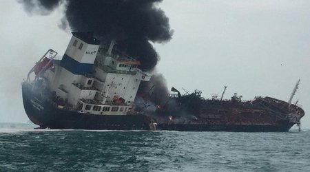 У берегов Гонконга взорвался нефтяной танкер