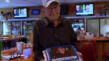 105-летний мужчина назвал любимый напиток причиной своего долголетия