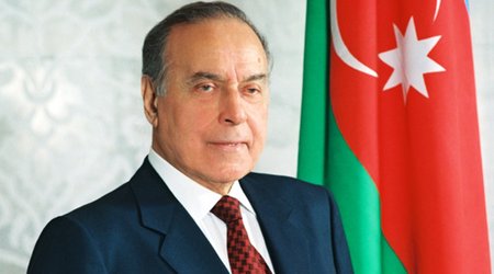 Отмечается 99-ая годовщина со дня рождения общенационального лидера Гейдара Алиева
