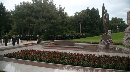 Azerbaijan's military top brass pays tribute to memory of National Leader