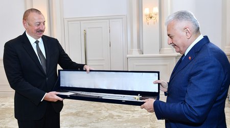 Президенту Ильхаму Алиеву подарили копию сабли султана Мехмеда Фатиха