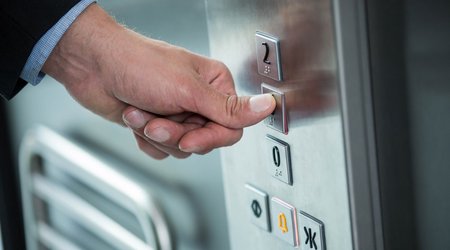 В Баку в многоэтажном здании сорвался лифт с пассажирами, есть пострадавшие