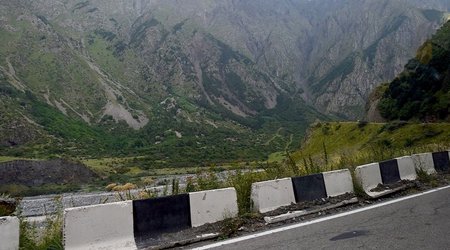 Ermənistanı Rusiya ilə birləşdirən yeganə quru yol bağlanıb