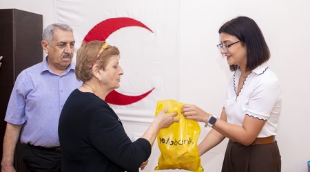 Yelo Bank aztəminatlı vətəndaşlarla bayramlaşdı