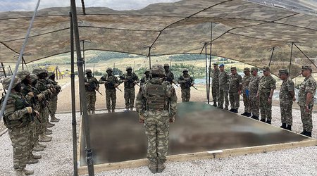 Müdafiə naziri Xocavənddə komandoların təlimini izlədi - VİDEO