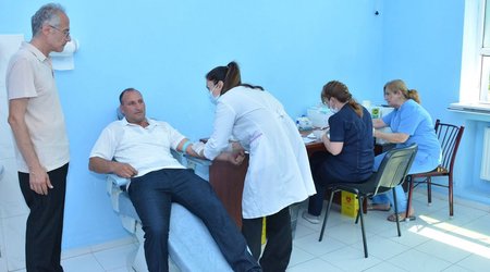 Начался медосмотр семей, переселяемых в зангиланское село Агалы