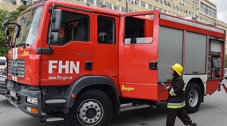 В Баку в жилом доме начался пожар