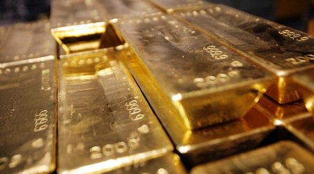 Gold rises in price against weakening US dollar