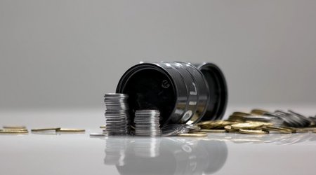 Oil prices slightly rise amid fears of shortage in market