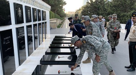 İran hərbçiləri Bakıda Şəhidlər xiyabanını ziyarət etdi