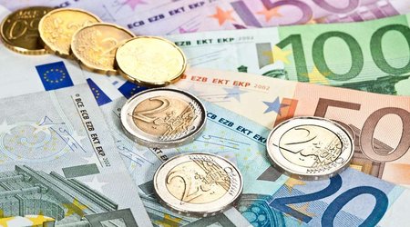 Euro drops below 2022 low
