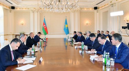 Состоялась встреча президентов Азербайджана и Казахстана в расширенном составе