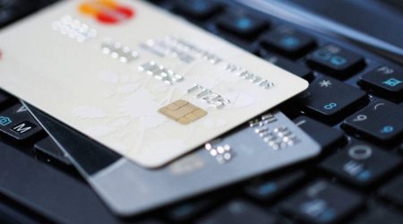 В столице с банковского счета женщины украли 1 200 манатов