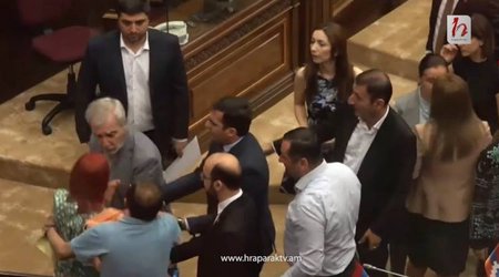 Ermənistan Parlamentində dava düşüb - VİDEO