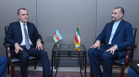 Ceyhun Bayramov iranlı həmkarı ilə görüşdü