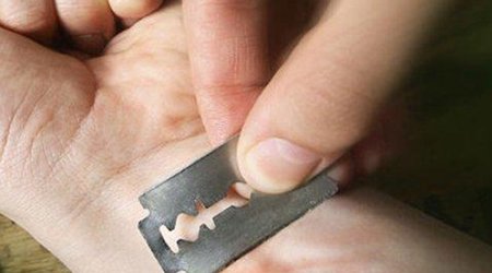 В Уджаре мужчина перерезал себе вены перед зданием суда