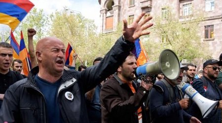 Родители пропавших без вести солдат собрались у здания Минобороны Армении