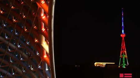 Телевизионная башня Тбилиси освещена цветами азербайджанского флага