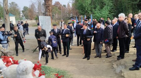 Иностранные дипломаты посетили мемориал жертвам обстрелов Гянджи