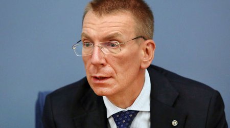 Всех живущих в Латвии россиян проверят на благонадежность
