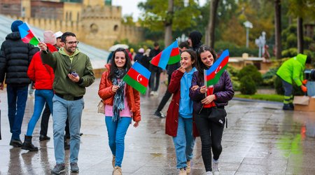 Жителям столицы были вручены флаги по случаю Дня Победы и Флага