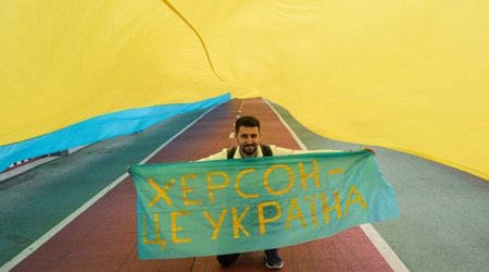 Partisans raise flag of Ukraine in Kherson