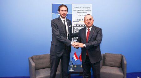 Çavuşoğlu niderlandlı həmkarı ilə görüşüb