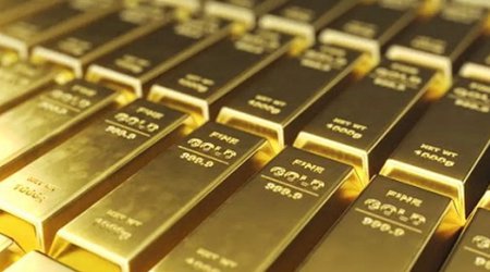 Gold prices fall slightly