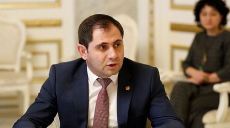 Armenian delegation led by defense minister leaves for Moscow