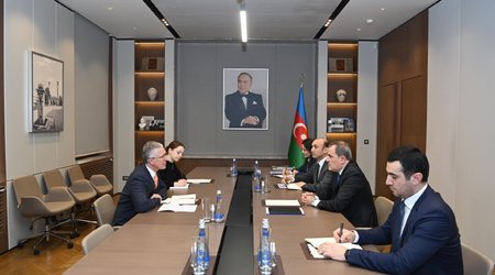 Ceyhun Bayramov Britaniya səfiri ilə görüşdü