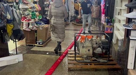 В Баку  откачали воду из затопленного подземного перехода