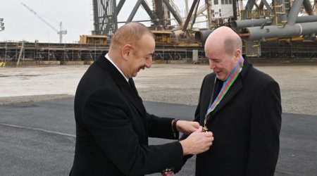 Ильхам Алиев вручил орден региональному президенту BP