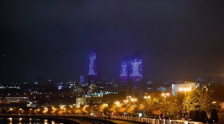 Логотип "Мемориала Вугара Гашимова" проецируется на Flame Towers