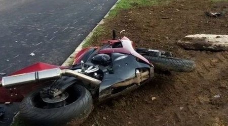 В Баку автомобиль сбил мотоциклиста