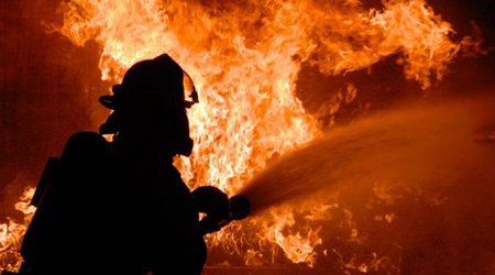 В многоэтажном жилом здании Баку произошел пожар