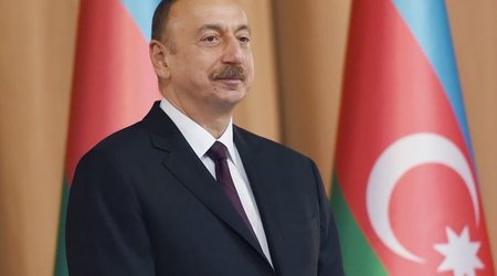 Президент Ильхам Алиев наградил известного художника