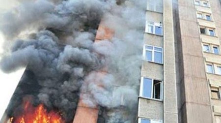 В пятиэтажном здании Баку произошел пожар