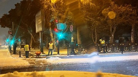 Улицы и проспекты Баку ночью очистили от снега