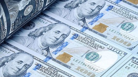 US dollar falls in price against world currencies