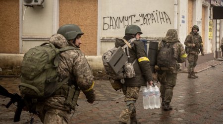 Зеленский: Вся земля под Соледаром в трупах россиян