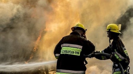 В Баку произошел пожар в гараже многоэтажного здания