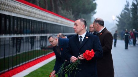 Руководство Минздрава посетило Аллею шехидов
