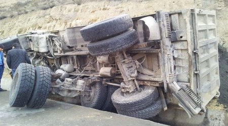 В Ходжалинском районе перевернулся грузовик