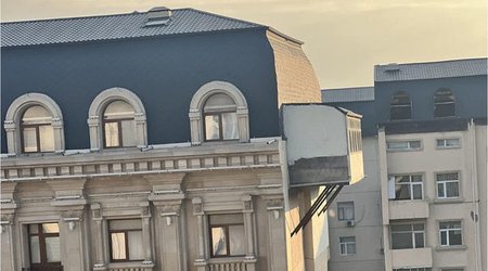 В Баку сносится пристроенный к мансарде здания дополнительный балкон
