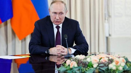 Putin holds talks with Wang Yi