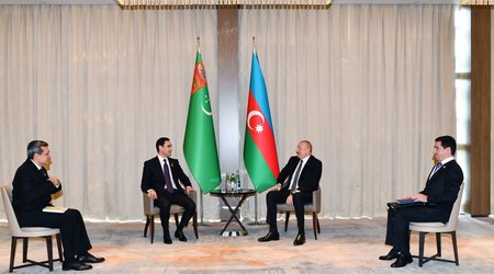 İlham Əliyev Türkmənistan Prezidenti ilə görüşdü