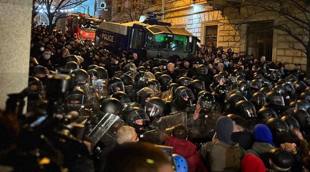 Tbilisidə etirazçılar parlamentin yaxınlığında polisin barrikadasını yarıblar - YENİLƏNİB