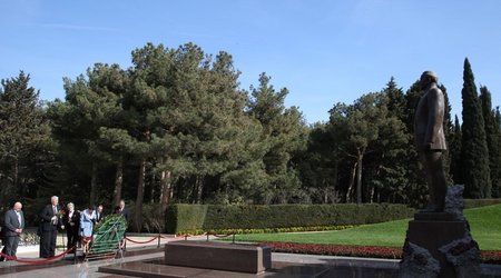 X Qlobal Bakı Forumunun iştirakçıları Heydər Əliyevin məzarını ziyarət ediblər