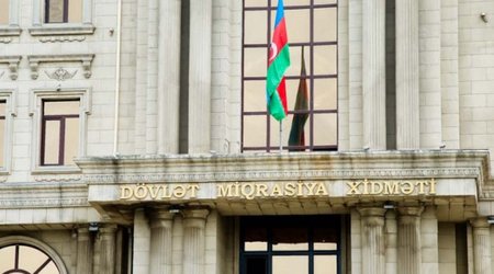 Алиев наградил сотрудников органов миграции